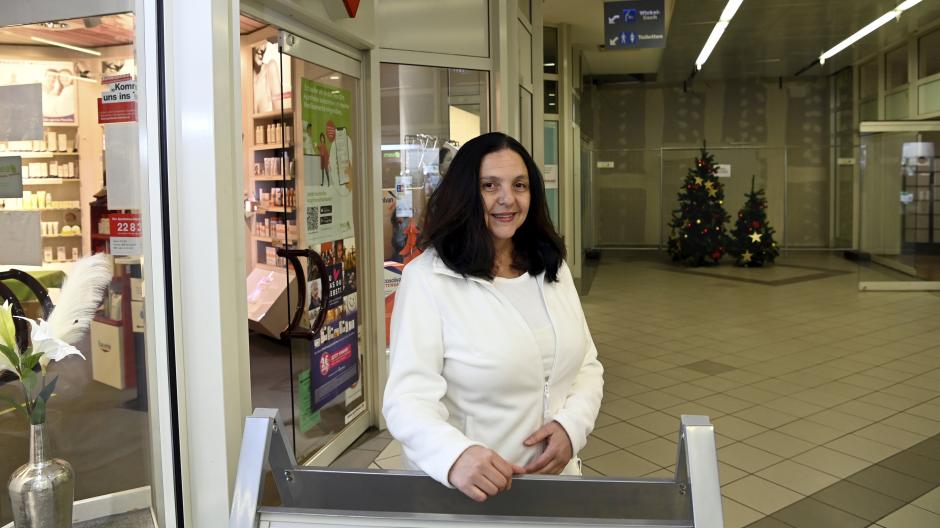 Für Silvia Neshova von der Don-Bosco -Apotheke ist das Geschäft im Schwabencenter schwierig geworden, seitdem ein Teil der Ladenpassage entkernt ist. Es fehle an Laufkundschaft.