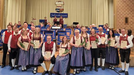 Der Musikverein in Wettenhausen gab in der Mehrzweckhalle in Wettenhausen ein Jahreskonzert unter dem Motto "Blasmusik auf Reisen".