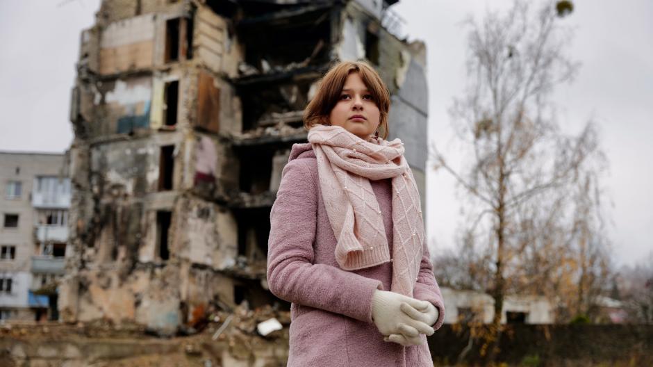 Die 14-jährige Alina steht vor den Trümmern eines Wohnblocks in ihrer Heimatstadt Borodjanka.