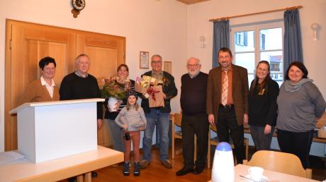 Blumen zum Abschied: (von links) Daniela Mederle, Hans Straßer, Carola, Eva, Jürgen Tochtermann, Cölestin Neubauer, Klaus Probst, Birgit Haas, Monika Wendl.