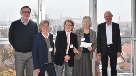 Manfred Hoffmann (rechts), Chef der gleichnamigen Unternehmensgruppe in Neuburg, berücksichtigt seit vielen Jahren bei der jährlichen Spendenaktion auch die Kartei der Not, auf dem Bild vertreten durch NR-Redaktionsleiter Manfred Rinke (links).