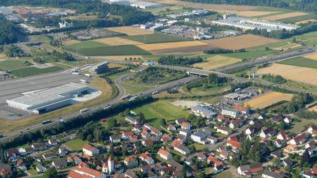 Der Bau- und Umweltausschuss der Stadt Günzburg befürwortet die Wiederverwendung von Asphaltbruchmaterial und verlängert den Lagerplatz der Asphaltbruchanlage in Deffingen bis Ende 2026.