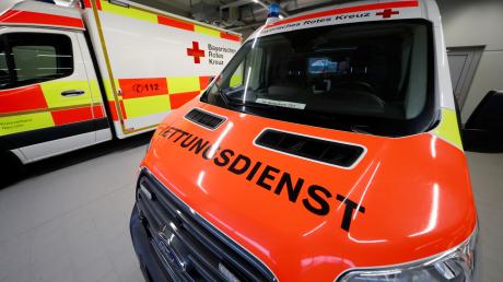 Die verletzte Fußgängerin wurde mit dem Rettungswagen von Zusmarshausen in die Uniklinik Augsburg gebracht. 
