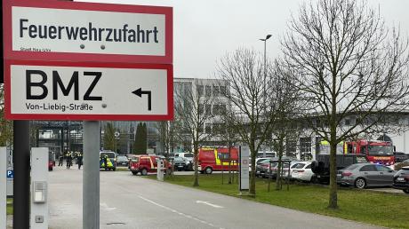 Die Feuerwehr rückte mit rund 20 Fahrzeugen in die Von-Liebig-Straße nach Neu-Ulm aus. Grund war ein möglicher Gefahrstoffunfall.