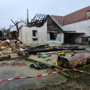 Am Dienstagnachmittags ist im Baarer Ortsteil Lechlingszell ein Stadel abgebrannt. 110 Feuerwehrleute waren im Einsatz. Von dem Gebäude ist nur noch das Gerippe übrig.  