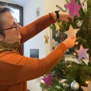 117 Sterne hat Sozialpädagogin Julia Unger vom Familienbüro in diesem Jahr auf den Wertinger Wünschebaum im Schloss gehängt. Sie vertraut darauf, dass alle Wünsche der Kinder erfüllt werden.