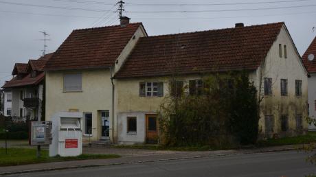 Auf diesem zentral im Ort gelegenen Grundstück will die Gemeinde Oberroth ein Multifunktionsgebäude mit einem Dorfladen errichten.