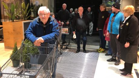 Der Edeka in Höchstädt hat am Donnerstag wiedereröffnet: Johann Sommer aus Unterglauheim war der erste Kunde, der um 6.58 Uhr den neuen Supermarkt betrat.