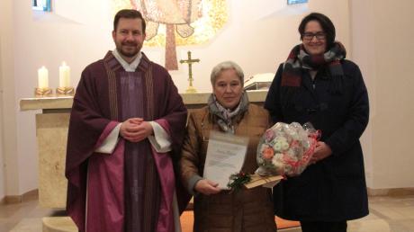 Die Tagmersheimer Mesnerin Anni Poisel (Mitte) wurde von Pfarrer Tobias Scholz und Kirchenpflegerin Tanja Kraus geehrt.