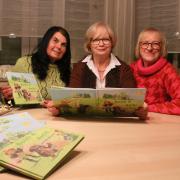 Die Schöpferinnen von "Boldi und Aichi und die Blumen“ (von links): Autorin Sieglinde Kast und die Illustratorinnen Ingrid und Elfriede Failer.