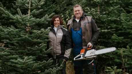 Nicole und Peter Mayer unterstützen seit vielen Jahren krebskranke Kinder durch ihre Spendenaktion im Rahmen des Christbaumverkaufs in Hagenried.