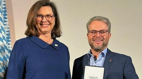 Landtagspräsidentin Ilse Aigner verleiht Peter Mosch den Bayerischen Verfassungsorden im Senatssaal des Bayerischen Landtags.