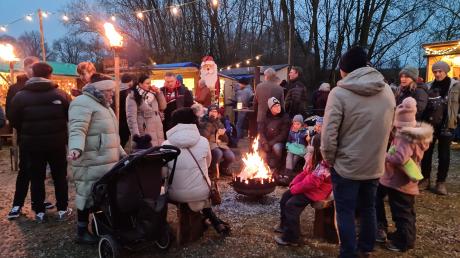 Beim Affinger Weihnachtsmarkt im Schlosshof ist großer Gemeinschaftsgeist zu beobachten.
