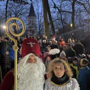 Bereit für den Lauf durch den Wald: Der Nikolaus der ersten Gruppe beim Nikolausmarsch in Frauenstetten wurde vom Engel, Micha Pechinger, begleitet.