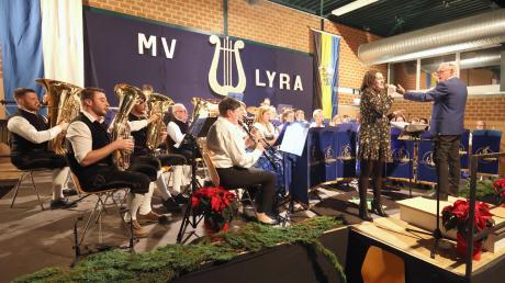 Einer der Höhepunkte des Jahreskonzerts des Musikvereins Lyra Offingen war "Gabriellas Song" aus dem Filmklassiker
"Wie im Himmel". Kerstin Lonsinger übernahm den Gesangspart.