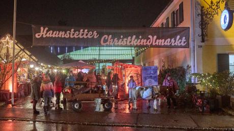 Der Haunstetter Christkindlmarkt wurde von Oberbürgermeisterin Eva Weber und FCA-Präsident Markus Krapf eröffnet. 