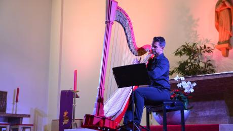 Xavier de Maîstre hat in der Kollegskirche in Illertissen 500 Besucherinnen und Besucher mit virtuosem Harfenspiel verwöhnt.