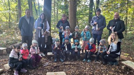 Die Kinder der ersten Ziemetshauser Waldgruppe bekamen zum Start Thermotrinkflaschen von der Marktgemeinde geschenkt.