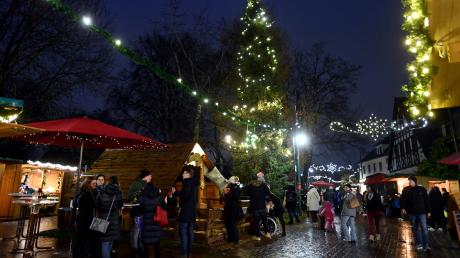 Das erste Adventswochenende wurde von zahlreichen Besucherinnen und Besuchern genutzt, um den Weihnachtsmarkt in Neusäß zu genießen. 