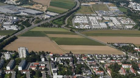 Auf der Fläche zwischen Donauwörther Straße (rechts) und B2 (links) unmittelbar beim "Los-Angeles-Ring (oben) soll der neue Gersthofer Festplatz entstehen. 