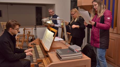 Maximilian Brunner (v.l.) an der Orgel, sowie Musica Annosa mit Roland Huber, Christine Miegler und Kerstin Staats.