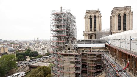 Die Querschiffe der Kathedrale Notre-Dame in Paris werden von zwei neuen Gerüsten überragt. Die Bauarbeiten gehen derzeit zügig voran.