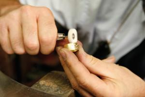 Einer der letzten Arbeitsschritte: Der aus Altgold neu geschmiedete Ring wird poliert und sorgt als neues Schmuckstück für Freude.