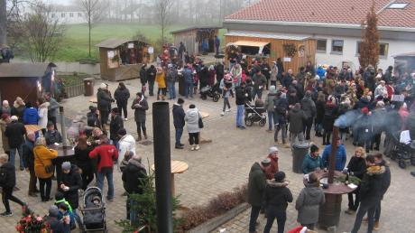 Das Angebot der Hollenbacher Vereine zog viele Besucherinnen und Besucher auf den Christkindlmarkt.