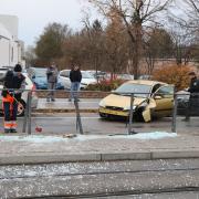 Am Mittwochnachmittag ist ein Auto in die Haltestelle Burgfrieden in Augsburg-Göggingen gefahren. Es kam zu Verkehrsbehinderungen.