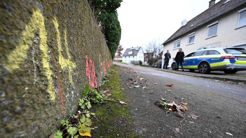 Markierungen der Spurensicherung der Polizei sind am Tatort in Illerkirchberg. Zwei Mädchen wurden auf ihrem Schulweg angegriffen, eine 14-Jährige stirbt. 