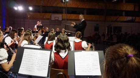 Einfühlsam führt Dirigent Bob Sibich die Musiker des Großen Blasorchesters des Musikvereins Fischach zu Höchstleistungen.