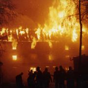 Dachstuhl und die gesamte Mühlentechnik brannten im Dezember 1962 lichterloh. Die Feuerwehrleute konnten wenig dagegen machen.