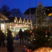 Im Jahr 2019 fand der Weihnachtsmarkt vor dem Bürgerhaus in Senden zuletzt statt. Am Donnerstag öffnen die 25 Aussteller wieder ihre Hütten.