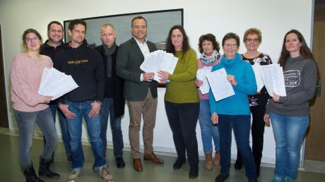 Das Spielmobilteam hat die Unterschriften an Landrat Thomas Eichinger (Fünfter von links, links neben ihm Landratsamtsmitarbeiter Peter Rasch) übergeben. 