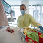 Viele Kinderkliniken sind derzeit überlastet. Grund ist unter anderem das RS-Virus, mit dem auch in Augsburg viele Kinder infiziert sind. Auch Personalmangel verschärft die Lage.