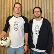 Steve Klier und Streetworker Richy Bieger (rechts) tragen die T-Shirts des Matrix schon einmal Probe.

