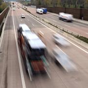 Die Polizei hat am Sonntag zwei Raser gestoppt, die auf der Autobahn 8 bei Gersthofen (Landkreis Augsburg) mit knapp 200 km/h unterwegs waren.