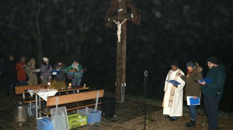 Pater Thomas gab dem Haberl-Kreuz den kirchlichen Segen. Links ist der Chor Auszeit zu sehen, der die Segnungsfeier gesanglich untermalte.