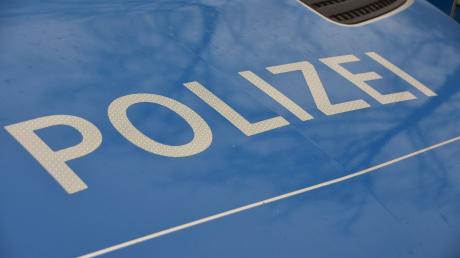 Die Polizei sucht nach Unbekannten, die in Donauwörth einen Osterbrunnen beschädigt haben.