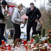 Schülerinnen und Schüler legen Blumen am Tatort in Illerkirchberg ab. Hier wurde Ece S. am Montagmorgen attackiert.  
