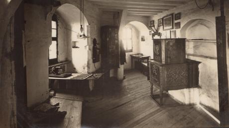 Der gusseiserne Ofen von 1881 in der Türmerstube auf dem Daniel, wohl um 1920.
