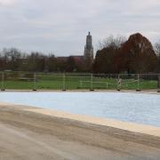 Das Wasser auf dem Eisplatz auf der Kaiserwiese wurde eingelassen. Um das 20 mal 30 Meter große Becken hat die Stadt Sitzgelegenheiten aus Paletten aufgestellt.
