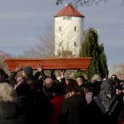 Trauernde tragen eine leere Sarghälfte über ihre Köpfe hinweg. Die 14-Jährige wurde nach islamischen Riten auf dem Friedhof in Oberkirchberg beerdigt. 