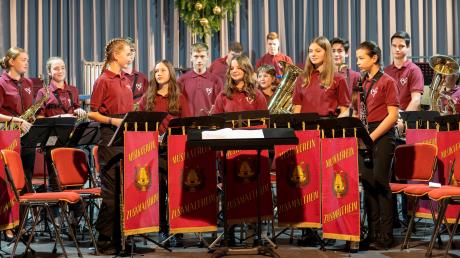 Viel Beifall gibt es für die Musiker und Musikerinnen der Jugendkapelle unter Leitung von Lea Lernhard.