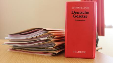 Vor dem Neuburger Amtsgericht wird ein Fall von gewerbsmäßigem Betrug verhandelt. Die geschädigten wurden um rund 22.000 Euro betrogen.
