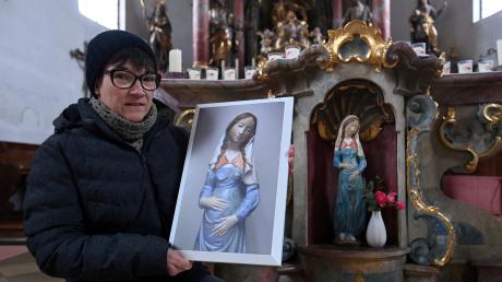 Die Herbertshofer Mesnerin Franziska Raba zeigt die Figur der Maria und das dazugehörige Bild.