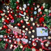 Noch immer stehen zahlreiche Kerzen an dem Ort in Illerkirchberg, wo zwei Mädchen mit einem Messer niedergestochen wurden. Die 14-jährige Ece S. kam dabei ums Leben.