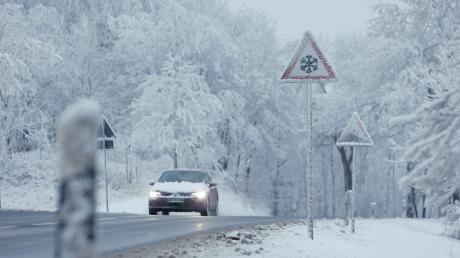 Vorsicht, glatte Straßen! Es haben sich am Montagabend und Dienstagfrüh mehrere Unfälle im Landkreis Augsburg ereignet.
