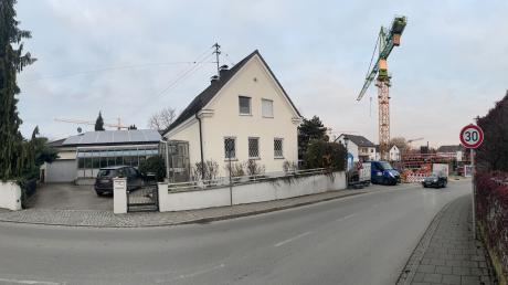 Baukräne
Fünf Baukräne sind vom Thürheimer Tor in Wertingen aus auf einmal zu sehen. Die Entwicklung der Zusamstadt geht in vollen Zügen voran, es entsteht besonders viel Wohnraum, um den hohen Bedarf zu decken.