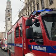 Zu einem Rettungseinsatz kam es am Freitagmittag am Augsburger Rathausplatz.